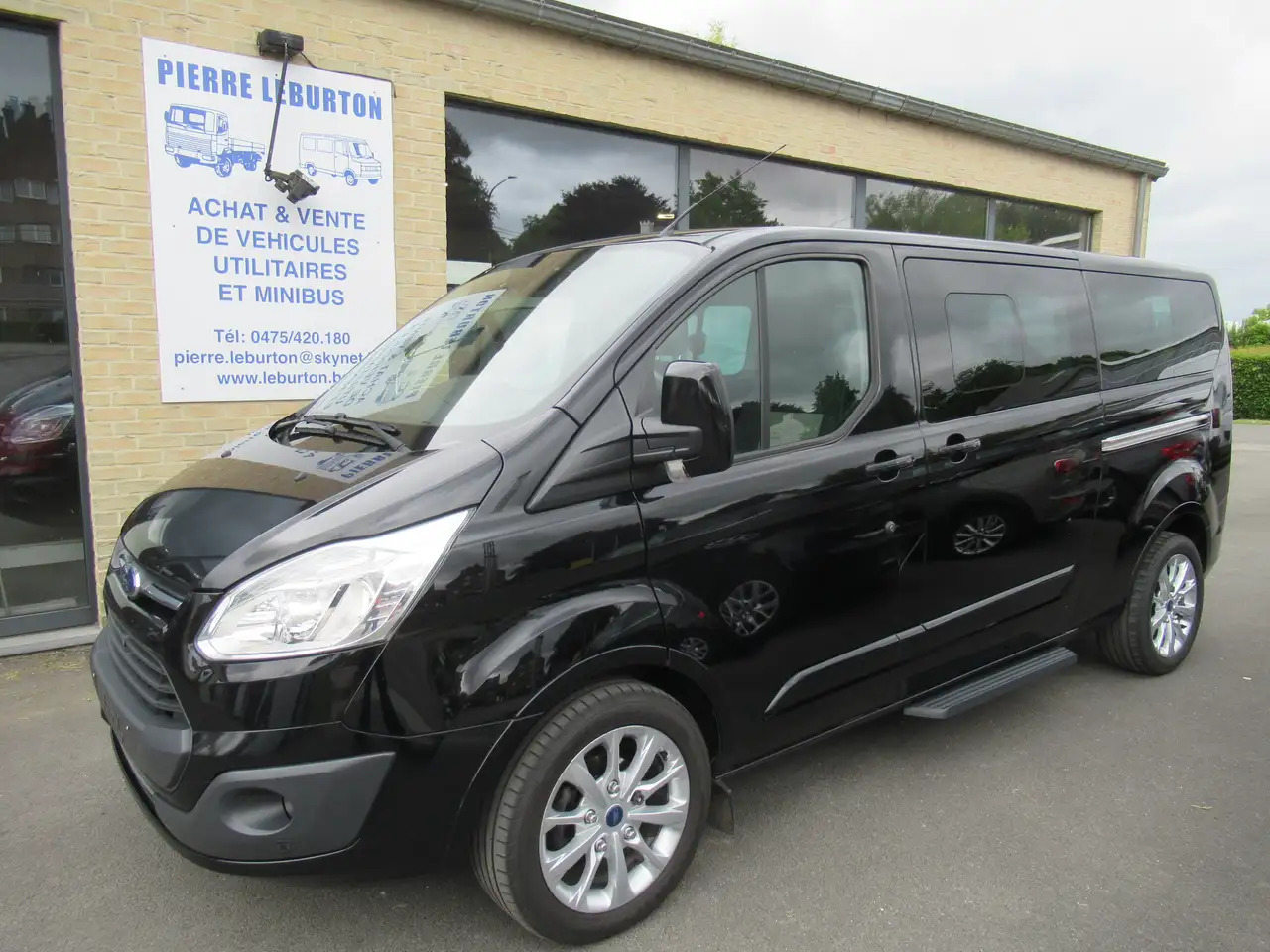 Ford Tourneo Custom 2.0 TDCi L2H1 - Kisbusz: 1 kép. Ford Tourneo Custom 2.0 TDCi L2H1 - Kisbusz: 1 kép.