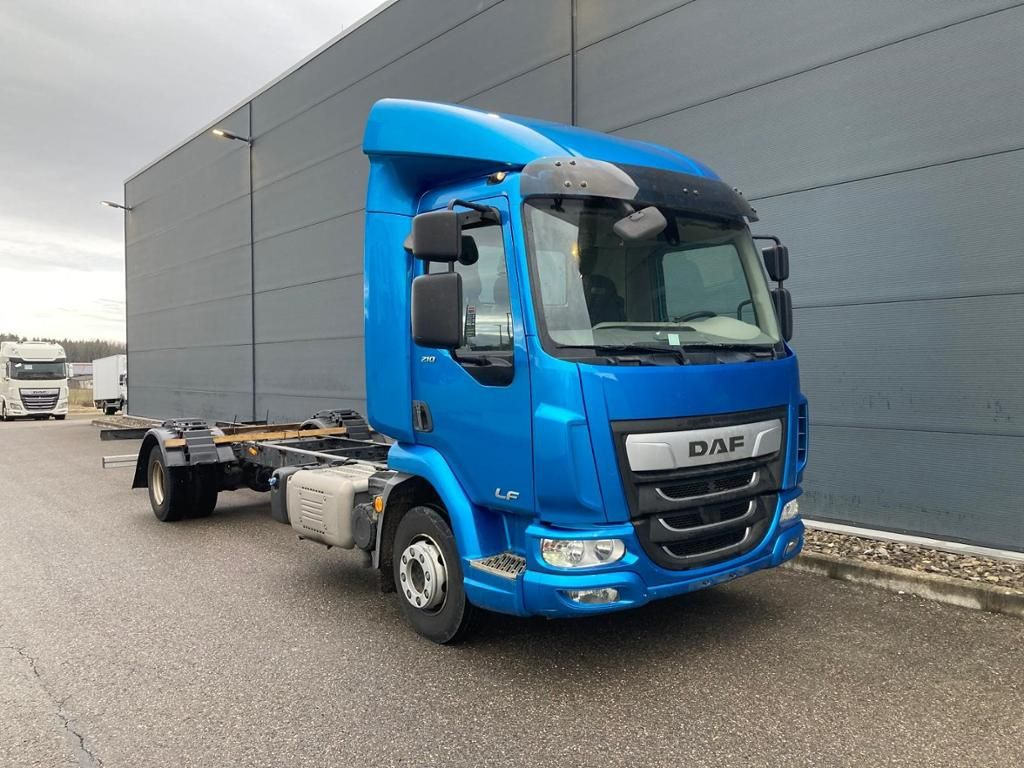 DAF LF 210 FA Standheizung / 5.00m Rd / 7.490kg - Ponyvás teherautó: 1 kép. DAF LF 210 FA Standheizung / 5.00m Rd / 7.490kg - Ponyvás teherautó: 1 kép.