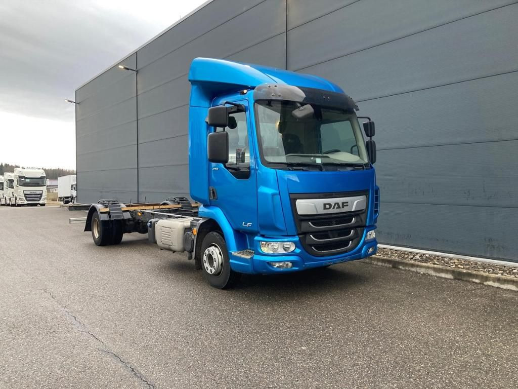 DAF LF 210 FA Standheizung / 5.00m Rd / 7.490kg - Ponyvás teherautó: 3 kép. DAF LF 210 FA Standheizung / 5.00m Rd / 7.490kg - Ponyvás teherautó: 3 kép.