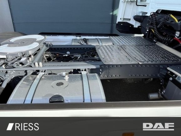 DAF XG 530 FT Alcoa Leder Vollluft Standklima - Nyergesvontató: 5 kép. DAF XG 530 FT Alcoa Leder Vollluft Standklima - Nyergesvontató: 5 kép.