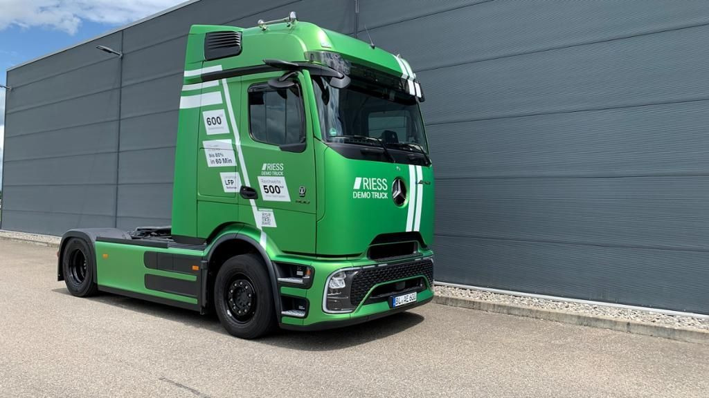 Mercedes-Benz eActros 600 LS AUT LM - Nyergesvontató: 1 kép. Mercedes-Benz eActros 600 LS AUT LM - Nyergesvontató: 1 kép.