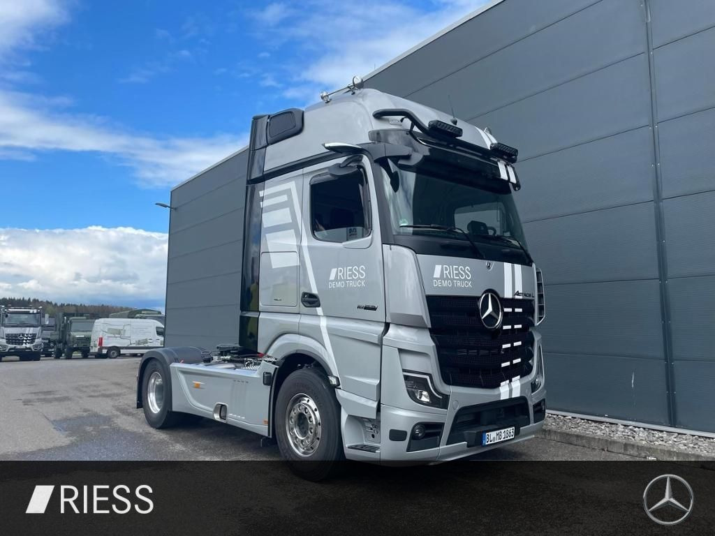 Mercedes-Benz Actros 1863 LS 4x2 - Teherautó: 2 kép. Mercedes-Benz Actros 1863 LS 4x2 - Teherautó: 2 kép.