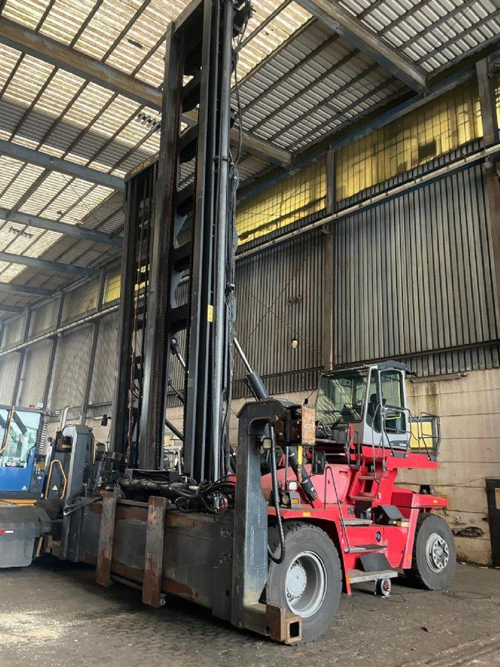Kalmar DCF100-45E7 - Konténer targoncá: 4 kép. Kalmar DCF100-45E7 - Konténer targoncá: 4 kép.
