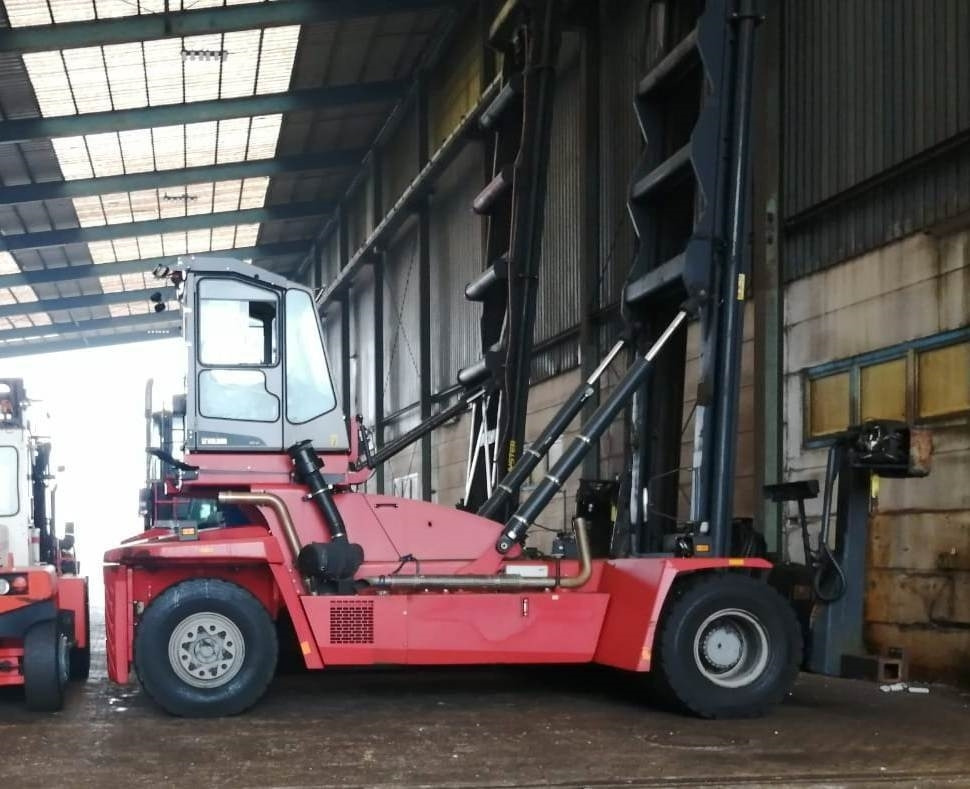 Kalmar DCF100-45E7 - Konténer targoncá: 3 kép. Kalmar DCF100-45E7 - Konténer targoncá: 3 kép.