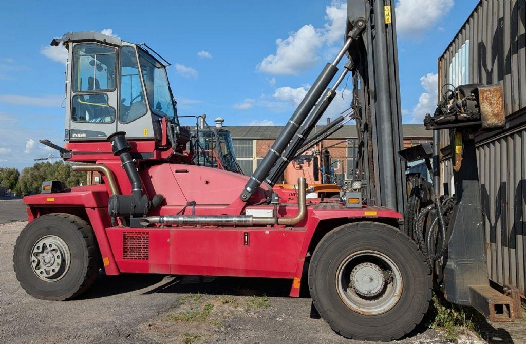 Kalmar DCF100-45E7 - Konténer targoncá: 2 kép. Kalmar DCF100-45E7 - Konténer targoncá: 2 kép.