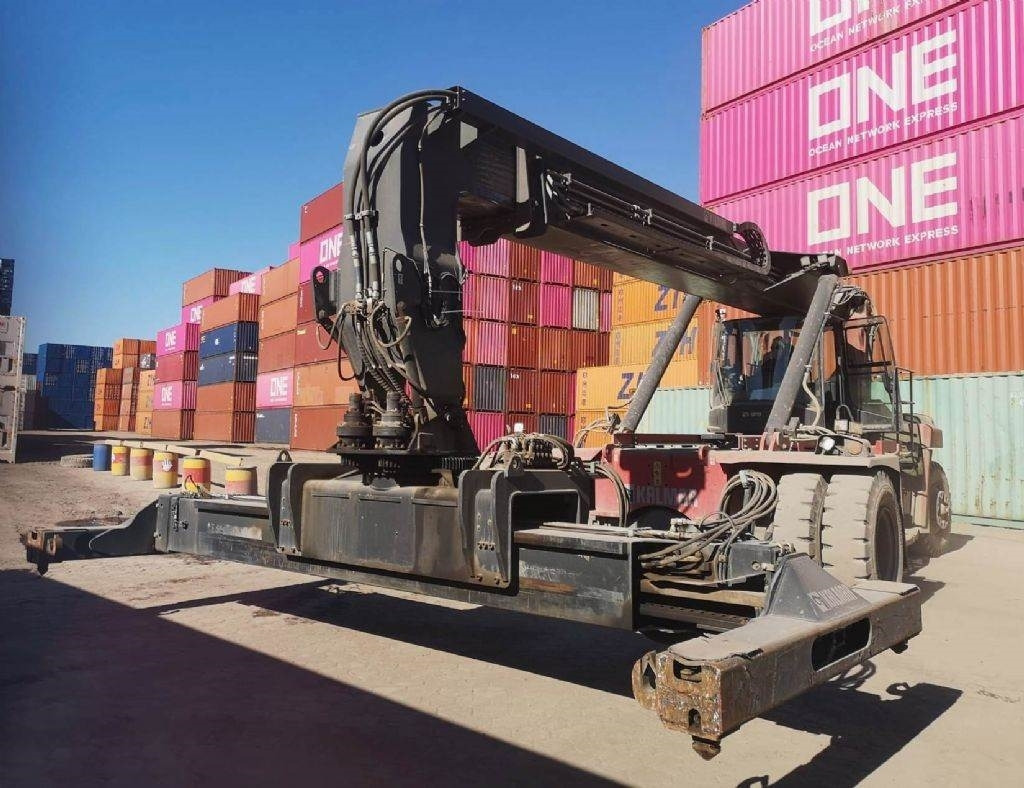 Kalmar DRG100-54S6 - Konténerrakodó: 2 kép. Kalmar DRG100-54S6 - Konténerrakodó: 2 kép.