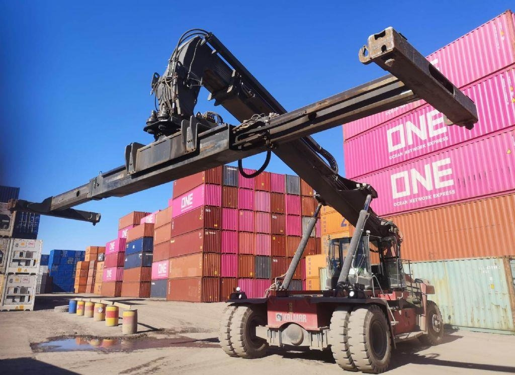 Kalmar DRG100-54S6 - Konténerrakodó: 1 kép. Kalmar DRG100-54S6 - Konténerrakodó: 1 kép.