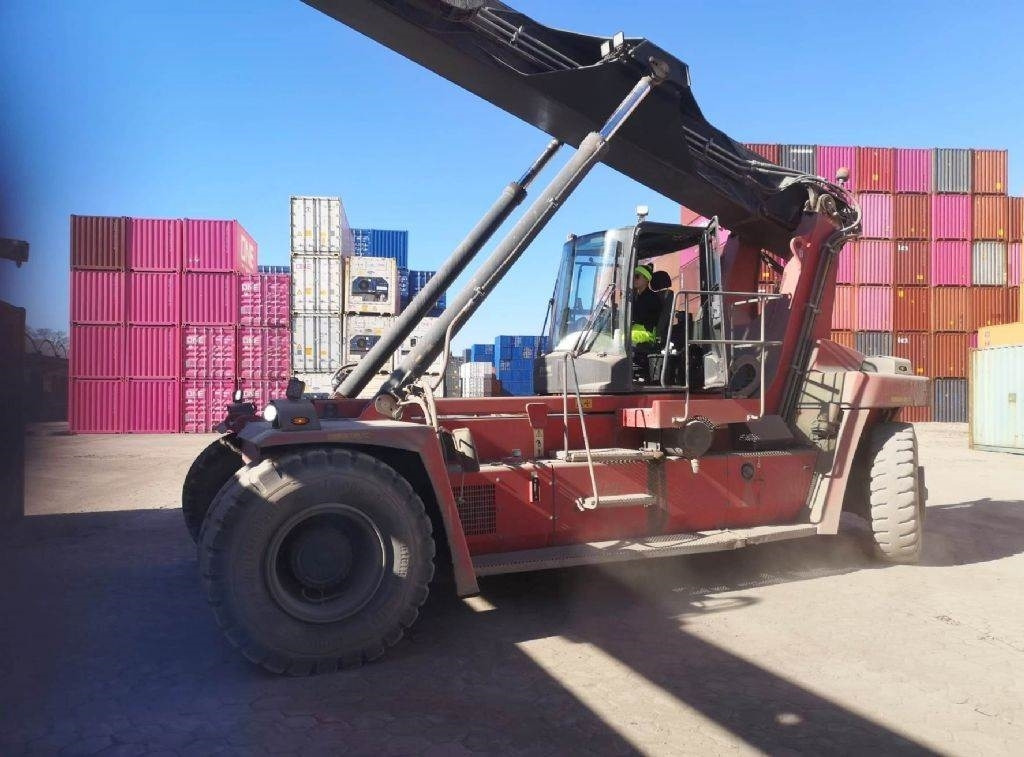 Kalmar DRG100-54S6 - Konténerrakodó: 3 kép. Kalmar DRG100-54S6 - Konténerrakodó: 3 kép.