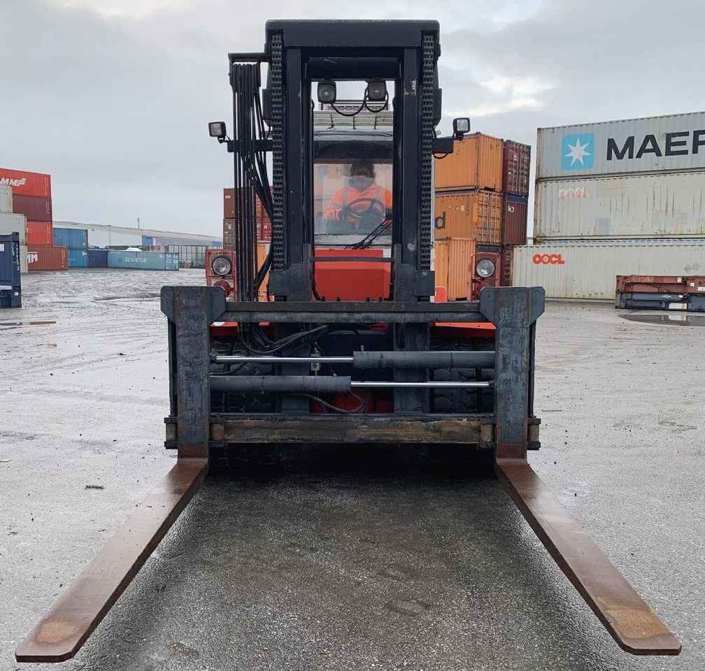 Svetruck 13,6-120-32  - Dízel targonca: 3 kép. Svetruck 13,6-120-32  - Dízel targonca: 3 kép.