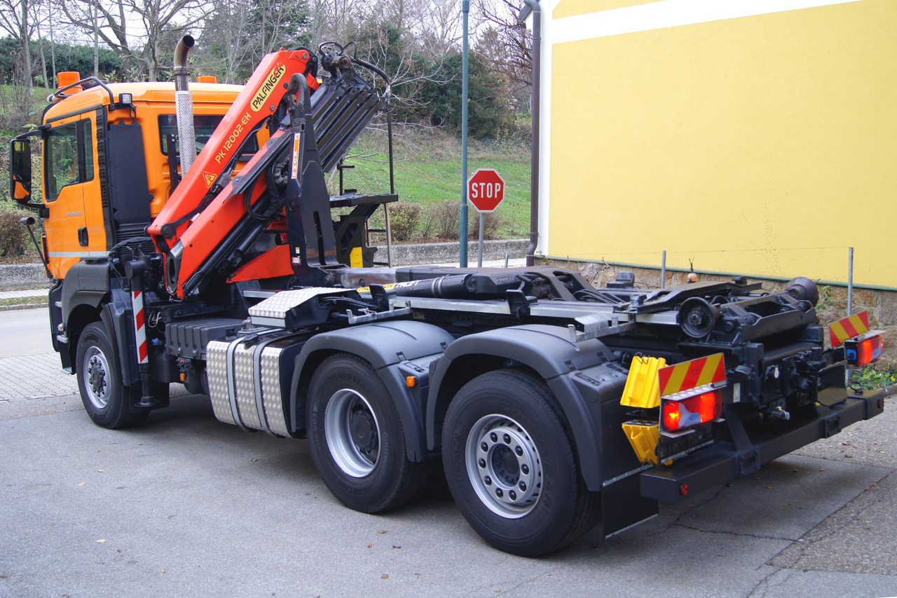 MAN TGS 28.400 BL 6x4-4/PK 12002 D/PALIFT/Winterdienst/Streuer/Pflug - Billenőplatós teherautó, Darus autó: 3 kép. MAN TGS 28.400 BL 6x4-4/PK 12002 D/PALIFT/Winterdienst/Streuer/Pflug - Billenőplatós teherautó, Darus autó: 3 kép.