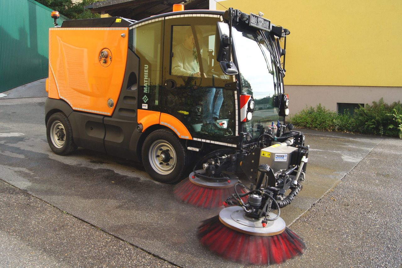 MATHIEU Azura Flex MC210 3-rd brush / EURO 6 - Utcaseprő gép: 2 kép. MATHIEU Azura Flex MC210 3-rd brush / EURO 6 - Utcaseprő gép: 2 kép.