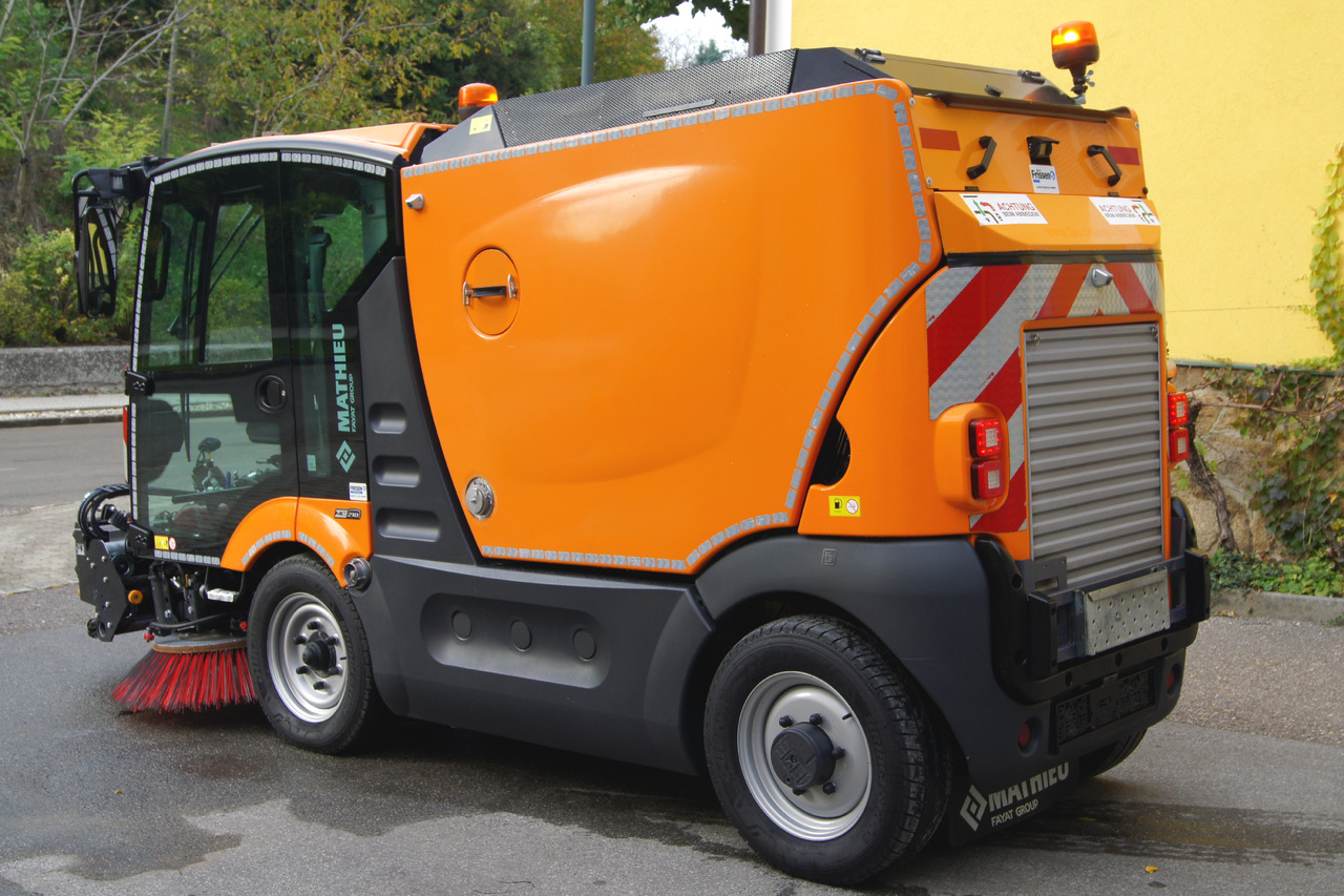 MATHIEU Azura Flex MC210 3-rd brush / EURO 6 / TÜV - Utcaseprő gép: 5 kép. MATHIEU Azura Flex MC210 3-rd brush / EURO 6 / TÜV - Utcaseprő gép: 5 kép.