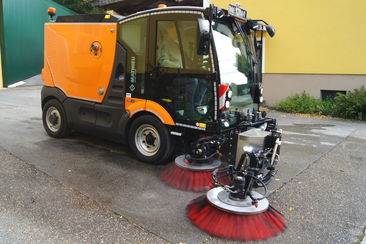 MATHIEU Azura Flex MC210 3-rd brush / EURO 6 / TÜV - Utcaseprő gép: 2 kép. MATHIEU Azura Flex MC210 3-rd brush / EURO 6 / TÜV - Utcaseprő gép: 2 kép.