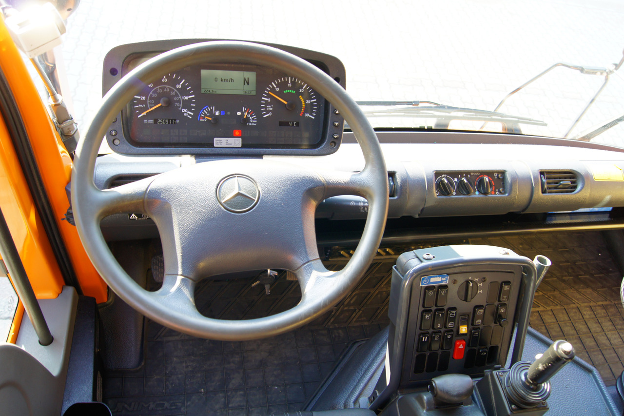 Interior photo 2: Billenőplatós teherautó UNIMOG Unimog U 400/Hydrostat/Mähtür +MULAG MHU 800