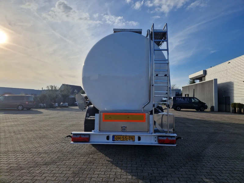 Feldbinder 38000 liter 3 kamer tankoplegger met CIP Leiding - Tartályos félpótkocsi: 3 kép. Feldbinder 38000 liter 3 kamer tankoplegger met CIP Leiding - Tartályos félpótkocsi: 3 kép.