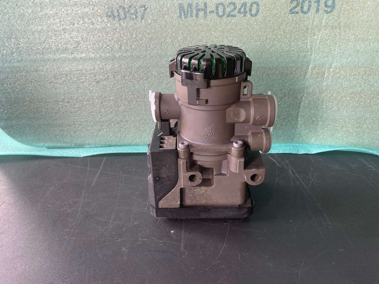 SCANIA AIR VALVE 1879280, 1879275 - Fékszelep - Teherautó: 4 kép. SCANIA AIR VALVE 1879280, 1879275 - Fékszelep - Teherautó: 4 kép.