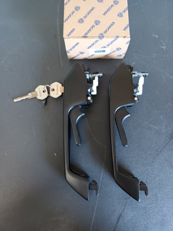 SCANIA DOOR HANDLE - 1306977 - Karosszéria és külső - Teherautó: 1 kép. SCANIA DOOR HANDLE - 1306977 - Karosszéria és külső - Teherautó: 1 kép.