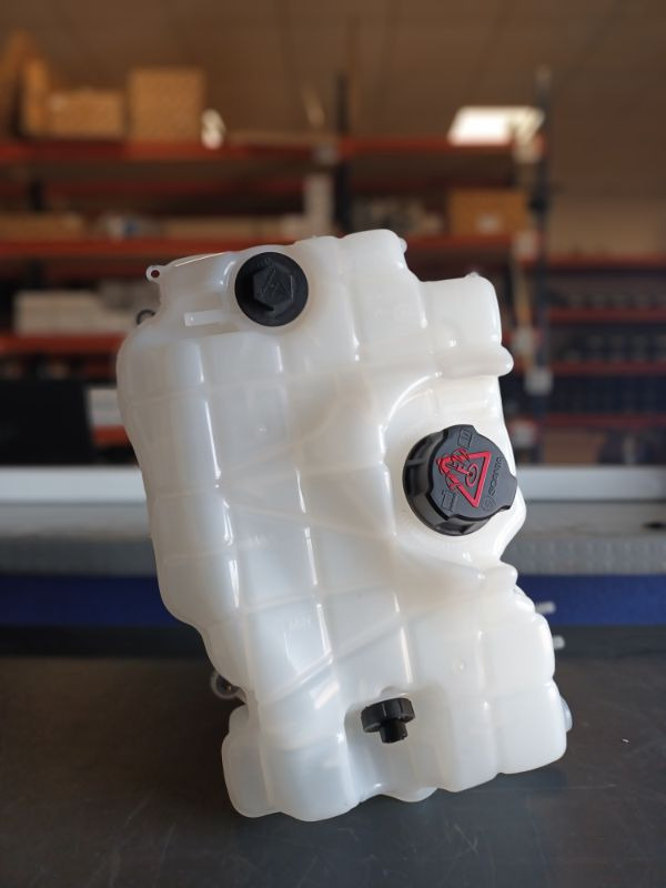 SCANIA EXPANSION TANK - 2545033 - Tágulási tartály - Teherautó: 1 kép. SCANIA EXPANSION TANK - 2545033 - Tágulási tartály - Teherautó: 1 kép.