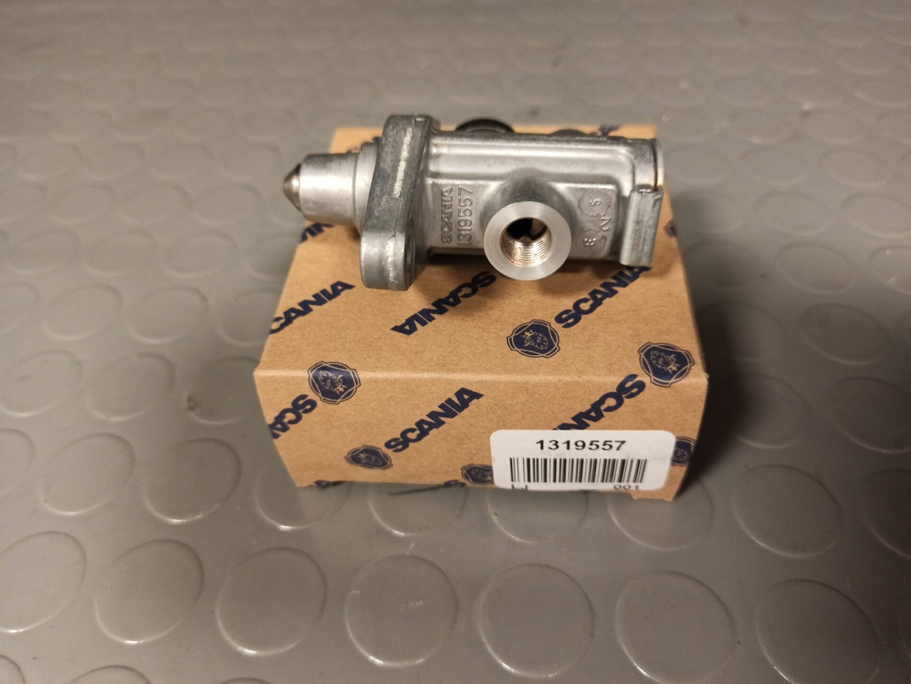 SCANIA NEUTRAL POSITION VALVE 1319557 - Sebességváltó és alkatrészek - Teherautó: 1 kép. SCANIA NEUTRAL POSITION VALVE 1319557 - Sebességváltó és alkatrészek - Teherautó: 1 kép.