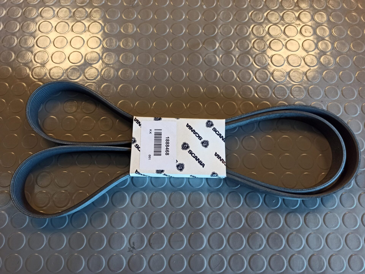 SCANIA POLY V BELT - 1888468 - Szíj - Teherautó: 1 kép. SCANIA POLY V BELT - 1888468 - Szíj - Teherautó: 1 kép.
