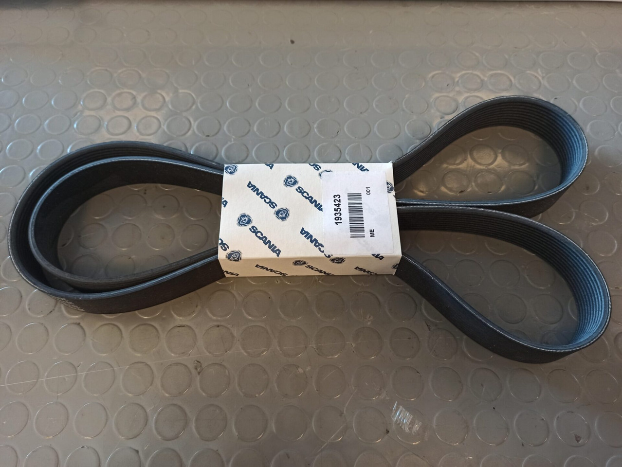 SCANIA POLY-V-BELT - 1935423 - Szíj - Teherautó: 1 kép. SCANIA POLY-V-BELT - 1935423 - Szíj - Teherautó: 1 kép.