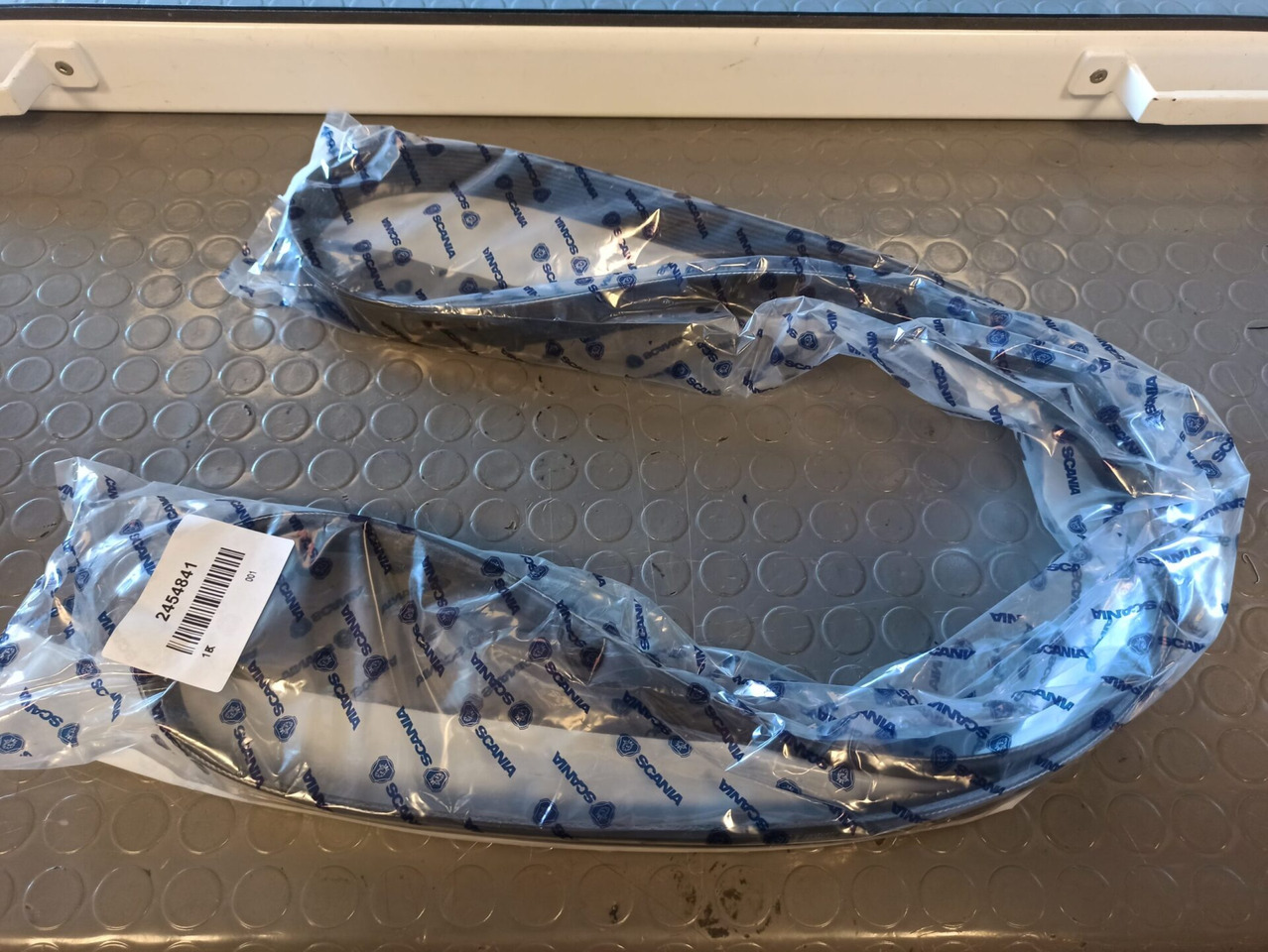 SCANIA POLY-V-BELT - 2454841 - Szíj - Teherautó: 1 kép. SCANIA POLY-V-BELT - 2454841 - Szíj - Teherautó: 1 kép.