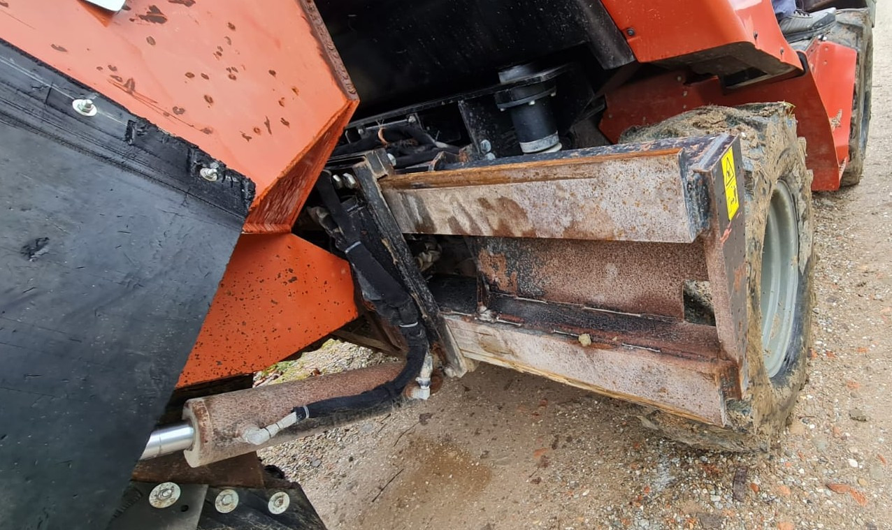 DITCH WITCH RT125 - Árokásó: 4 kép. DITCH WITCH RT125 - Árokásó: 4 kép.