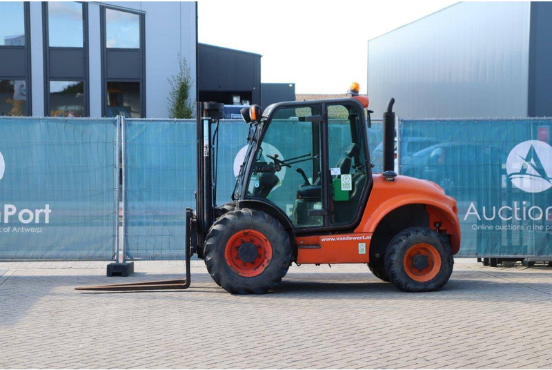 AUSA C250HX4 - Terepjáró képességű targoncá: 1 kép. AUSA C250HX4 - Terepjáró képességű targoncá: 1 kép.