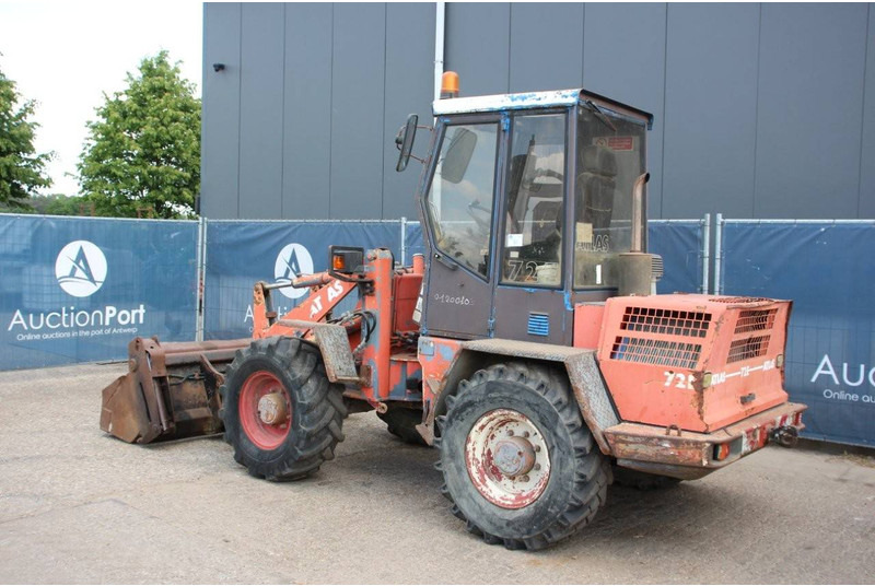 Atlas 72 E - Gumikerekes homlokrakodó: 3 kép. Atlas 72 E - Gumikerekes homlokrakodó: 3 kép.