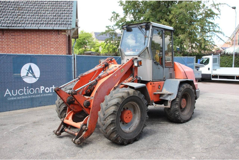 Gumikerekes homlokrakodó Atlas 86E: 8 kép.