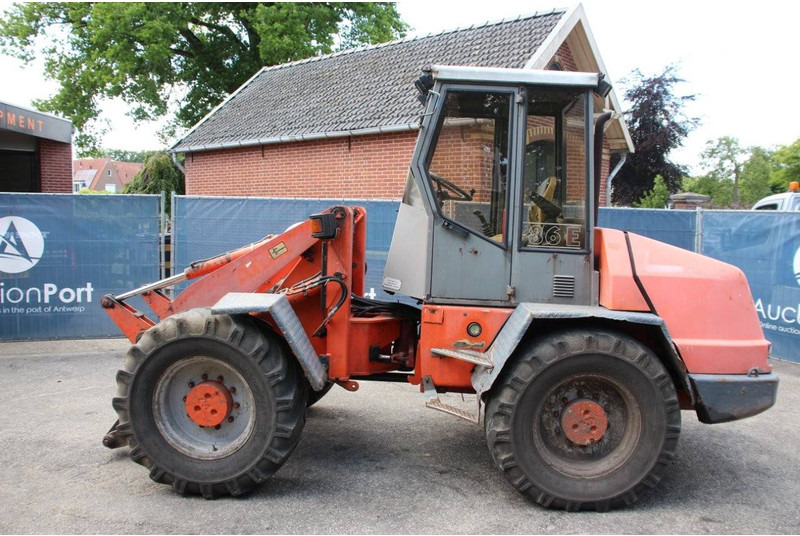 Atlas 86E - Gumikerekes homlokrakodó: 2 kép. Atlas 86E - Gumikerekes homlokrakodó: 2 kép.