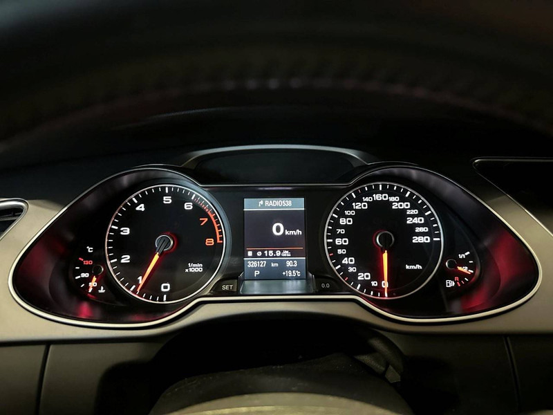 Szedán Audi A4 AVANT Business Edition: 12 kép. Szedán Audi A4 AVANT Business Edition: 12 kép.