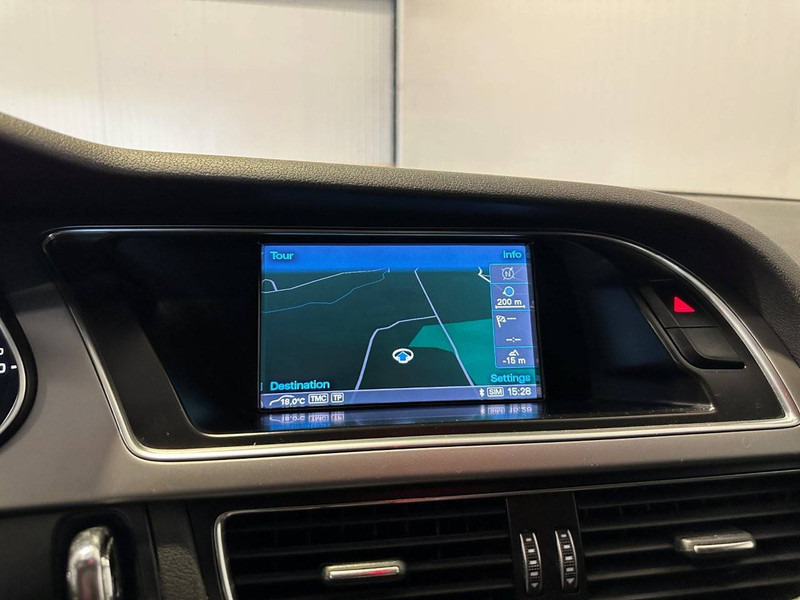 Szedán Audi A4 AVANT Business Edition: 13 kép. Szedán Audi A4 AVANT Business Edition: 13 kép.