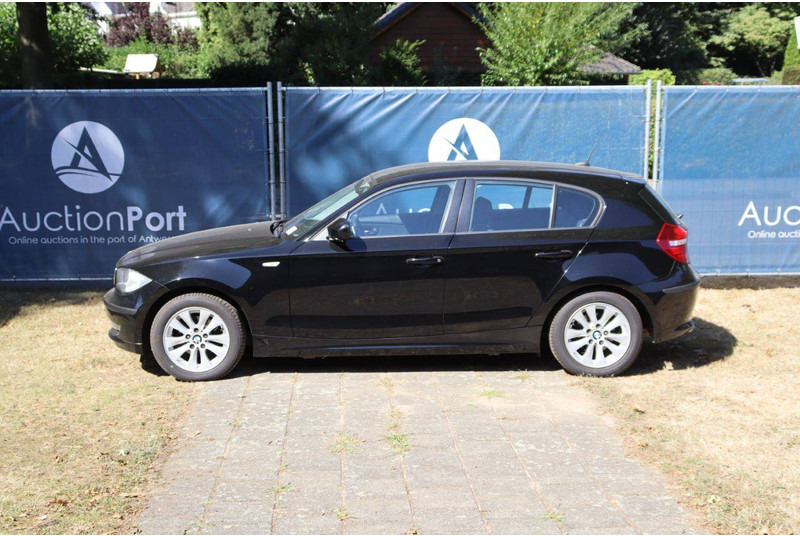 BMW 1 Serie 116i - Szedán: 2 kép. BMW 1 Serie 116i - Szedán: 2 kép.