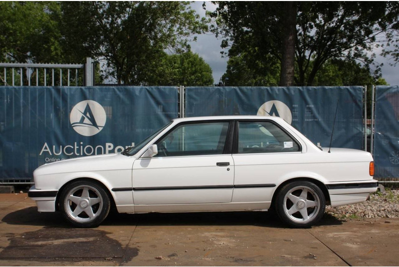 BMW 3 Serie 320i - Autó: 2 kép. BMW 3 Serie 320i - Autó: 2 kép.