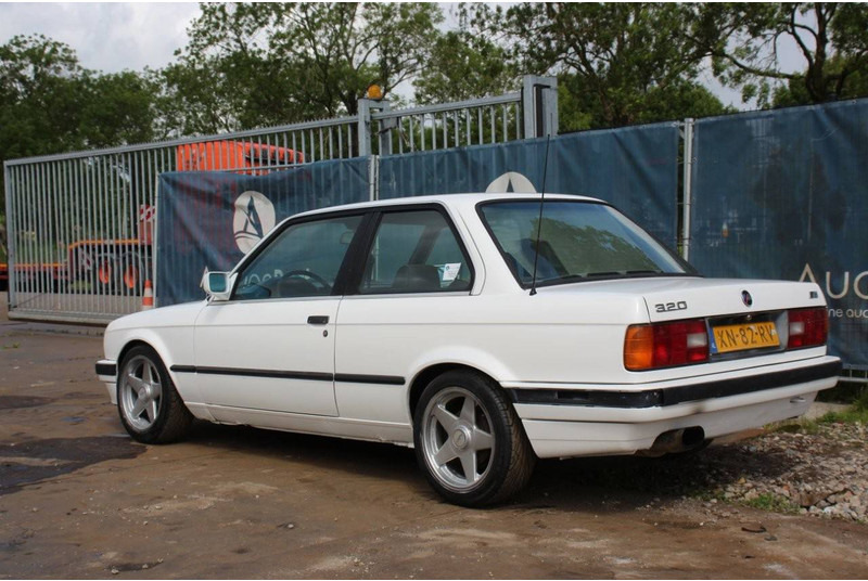 BMW 3 Serie 320i - Autó: 3 kép. BMW 3 Serie 320i - Autó: 3 kép.