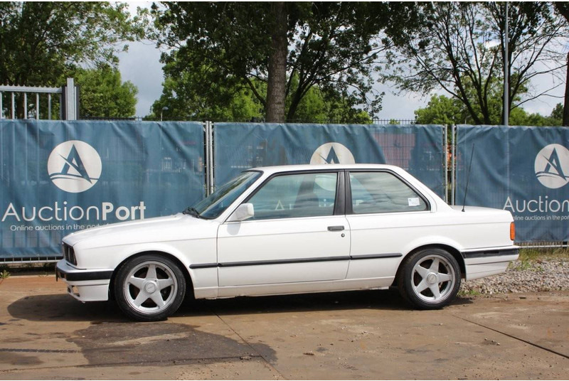 BMW 3 Serie 320i - Autó: 1 kép. BMW 3 Serie 320i - Autó: 1 kép.