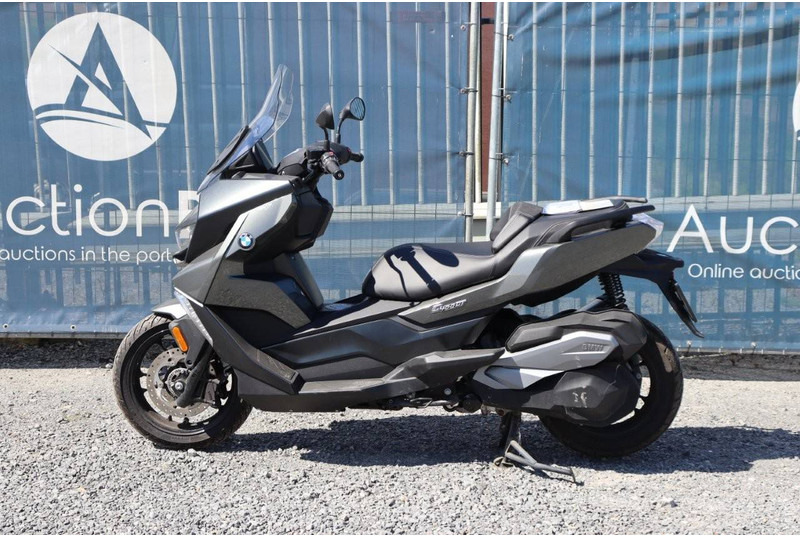 BMW C 400 GT - Motorkerékpár: 2 kép. BMW C 400 GT - Motorkerékpár: 2 kép.