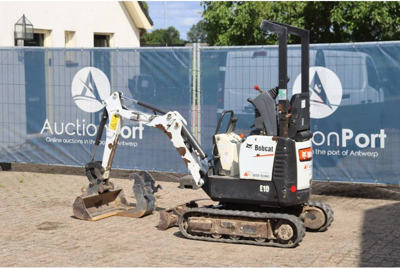 Bobcat E10 - Minikotró: 3 kép. Bobcat E10 - Minikotró: 3 kép.