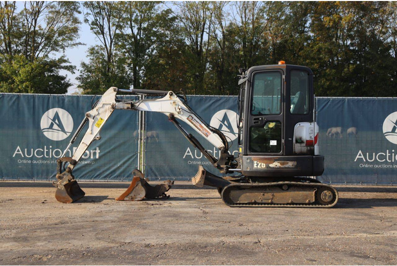 Bobcat E26 - Lánctalpas kotró: 2 kép. Bobcat E26 - Lánctalpas kotró: 2 kép.