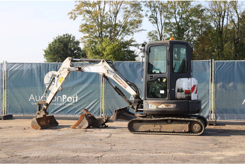 Bobcat E26 - Lánctalpas kotró: 3 kép. Bobcat E26 - Lánctalpas kotró: 3 kép.