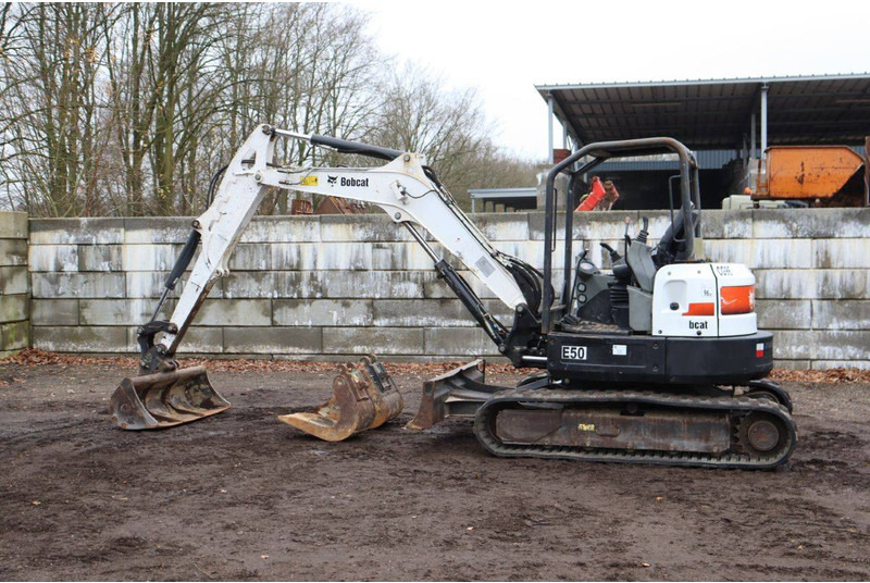 Bobcat E50 - Lánctalpas kotró: 3 kép. Bobcat E50 - Lánctalpas kotró: 3 kép.