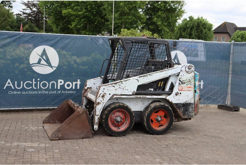 Bobcat S100 - Gumikerekes homlokrakodó: 1 kép. Bobcat S100 - Gumikerekes homlokrakodó: 1 kép.