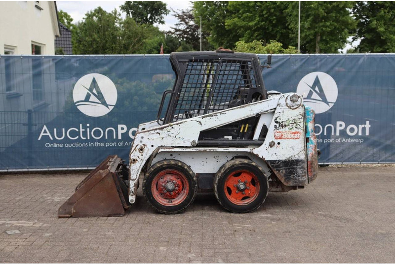 Bobcat S100 - Gumikerekes homlokrakodó: 2 kép. Bobcat S100 - Gumikerekes homlokrakodó: 2 kép.