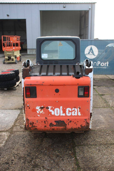 Bobcat S130 - Gumikerekes homlokrakodó: 4 kép. Bobcat S130 - Gumikerekes homlokrakodó: 4 kép.