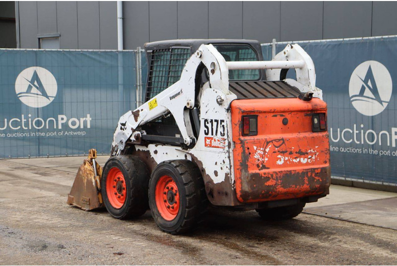 Bobcat S175 - Gumikerekes homlokrakodó: 4 kép. Bobcat S175 - Gumikerekes homlokrakodó: 4 kép.