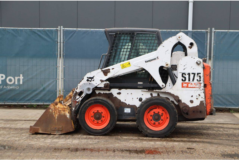 Bobcat S175 - Gumikerekes homlokrakodó: 2 kép. Bobcat S175 - Gumikerekes homlokrakodó: 2 kép.