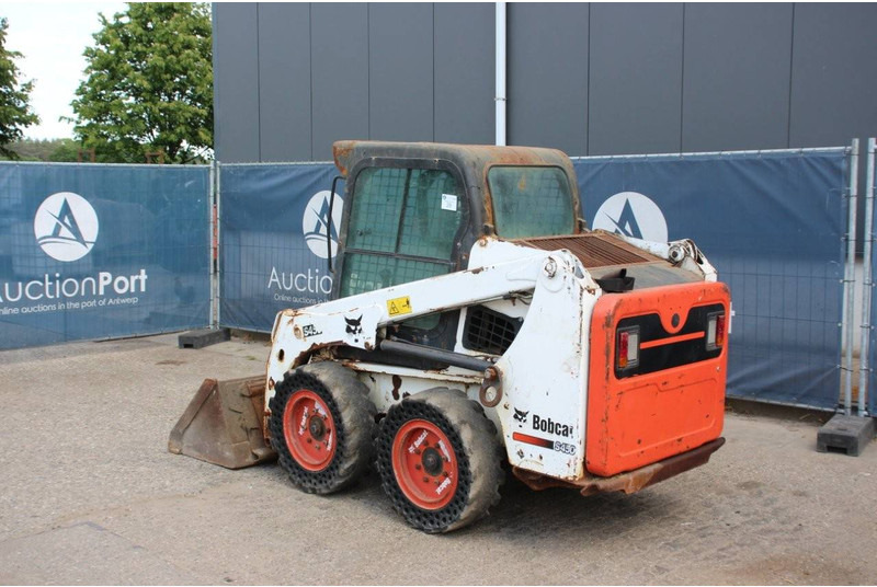 Bobcat S450 - Gumikerekes homlokrakodó: 3 kép. Bobcat S450 - Gumikerekes homlokrakodó: 3 kép.