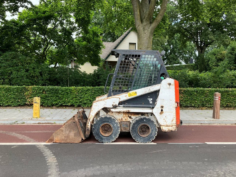 Bobcat S70 - Gumikerekes homlokrakodó: 2 kép. Bobcat S70 - Gumikerekes homlokrakodó: 2 kép.
