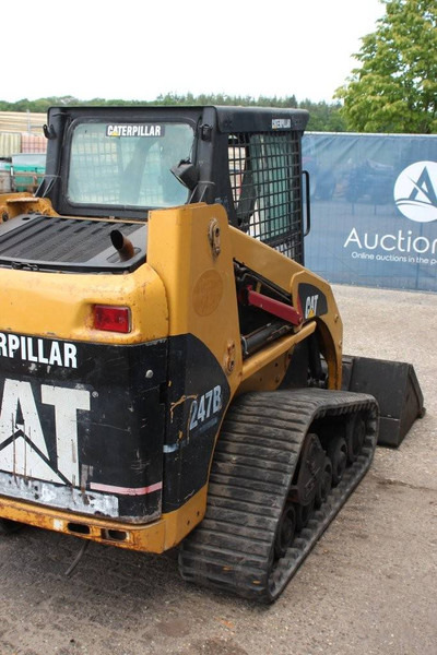 Caterpillar 247B - Lánctalpas homlokrakodó: 5 kép. Caterpillar 247B - Lánctalpas homlokrakodó: 5 kép.
